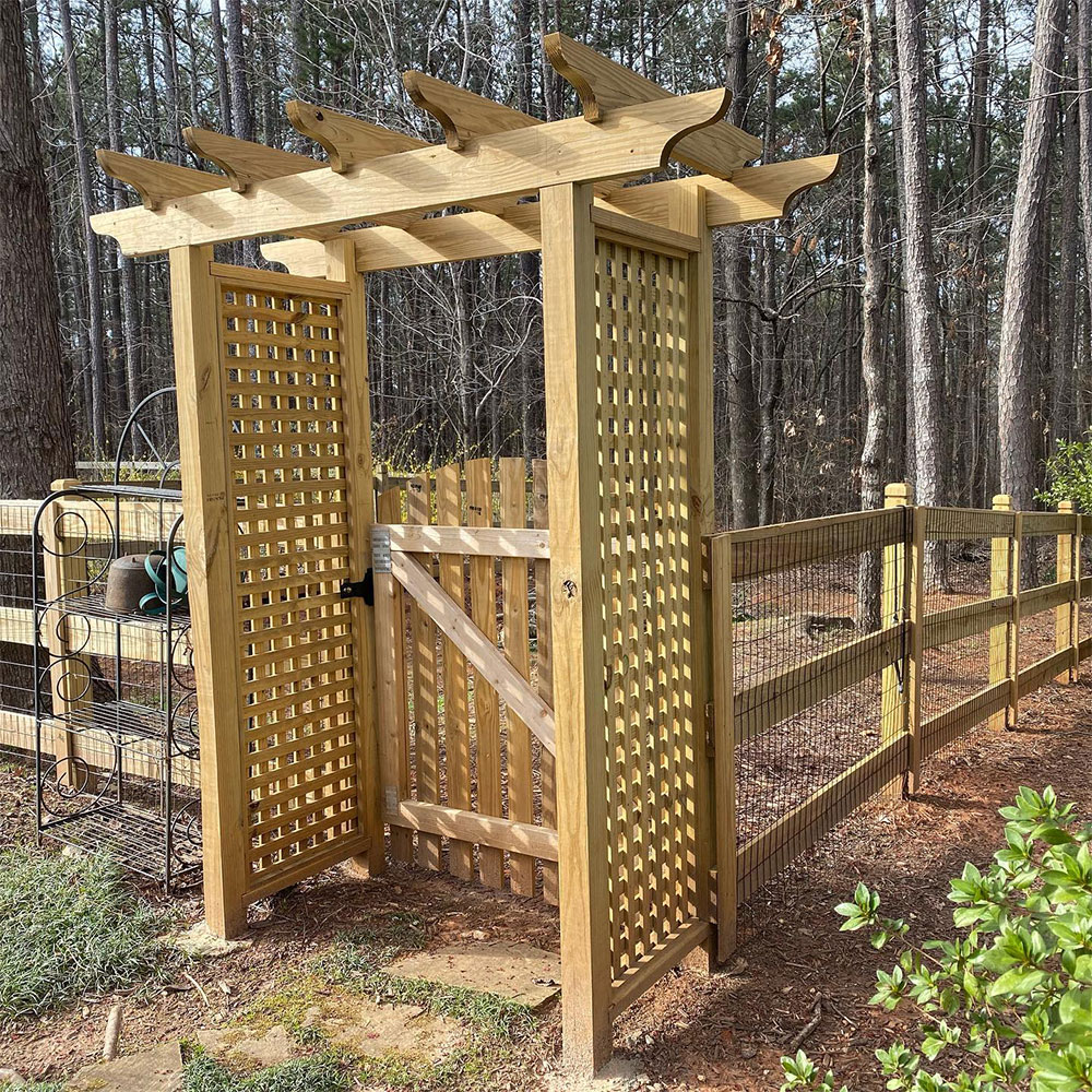 GATE TRELLIS WITH SQUARE LATTICE IN A FENCE