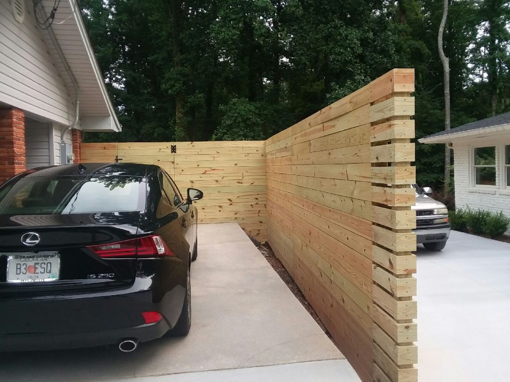 Horizontal fence with custom endcap