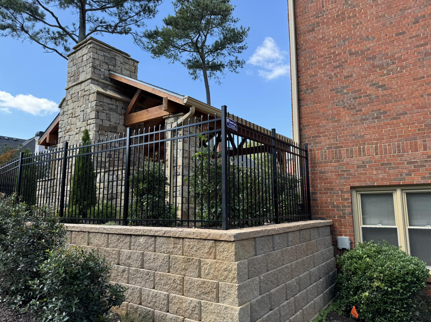 fence-installation-on-retailing-wall